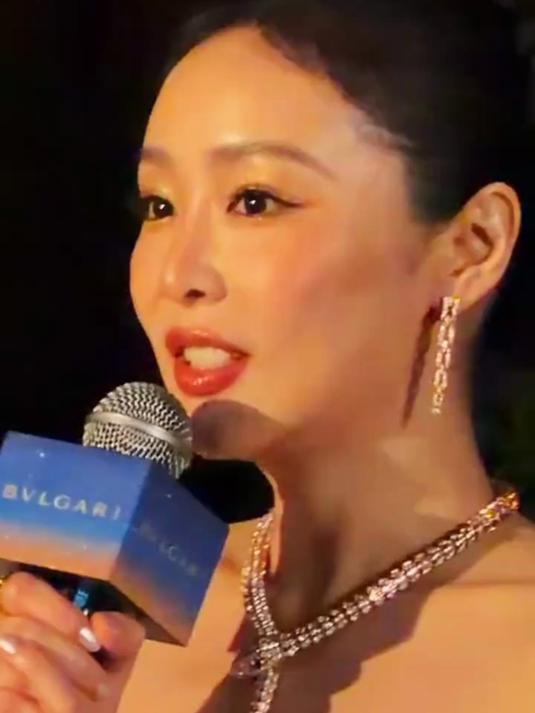 美丽冻人！高叶低胸白色礼服亮相宝格丽酒店上海点灯！