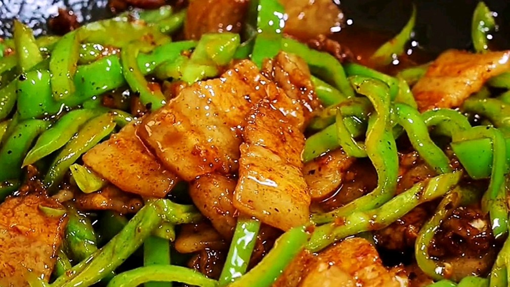 青椒炒肉的家常做法鲜香肉片滑嫩味道一级棒 青椒炒肉的家常做法,炒熟后青椒鲜香肉片滑嫩,味道