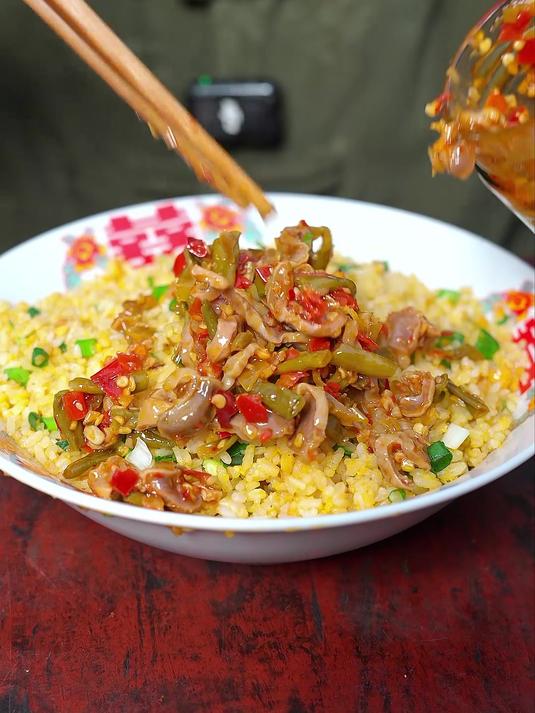 蛋炒饭好不好吃不知道,酸辣鸡杂看着就下饭 这么吃就是下饭