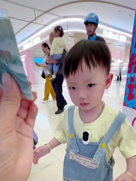 2岁宝宝第一视角买蛋糕,小姐姐又给他免单了,还买了个超大蛋糕