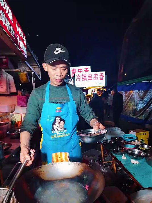 成都夜市大排档天花板，老板炒啥顾客吃啥！