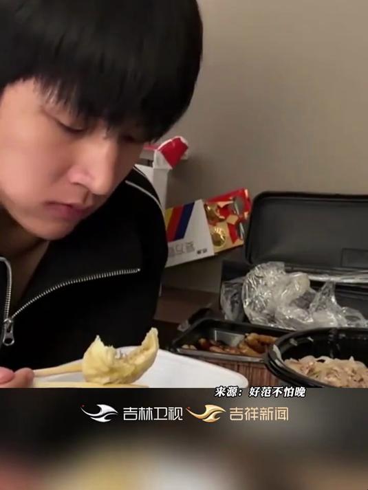 博主为无法归家的游子送去亲人做的饭菜，一口包子认出是家的味道，男生瞬间泪崩