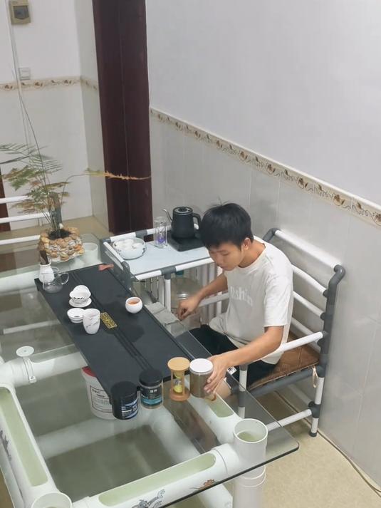 水管和玻璃改造的鱼缸茶几，这造型也太有创意了