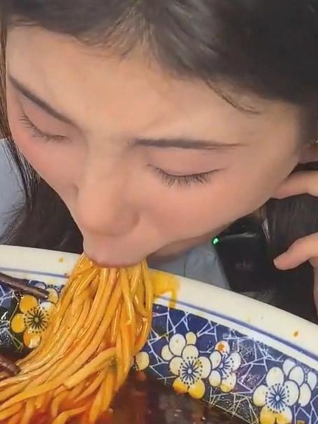 兰州超大碗牛肉面 在牛肉面里找面是种什么体验？兰州 牛肉面