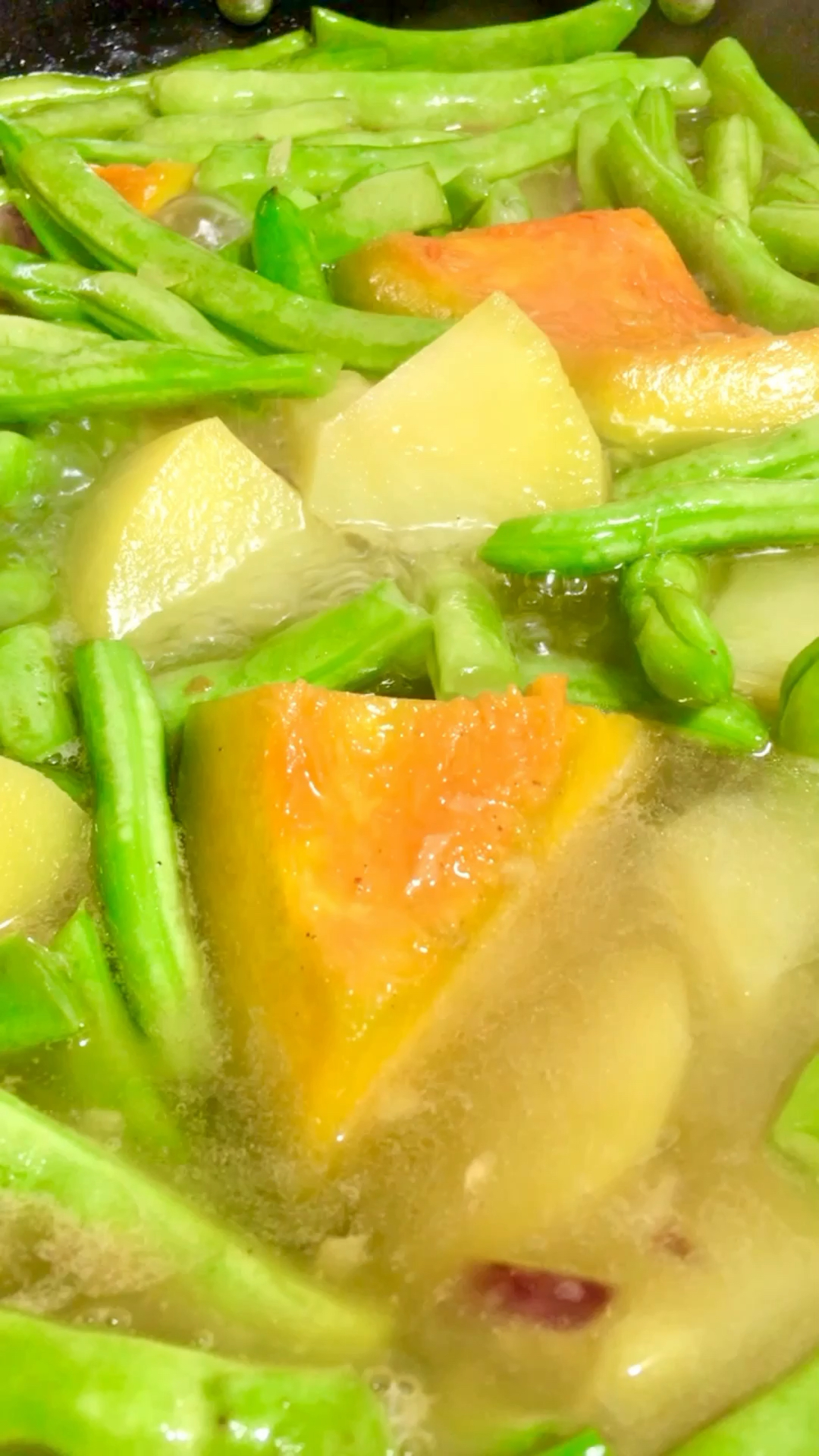 土豆南瓜炖豆角,这道菜被称为东北乱炖,我感觉缺点什么