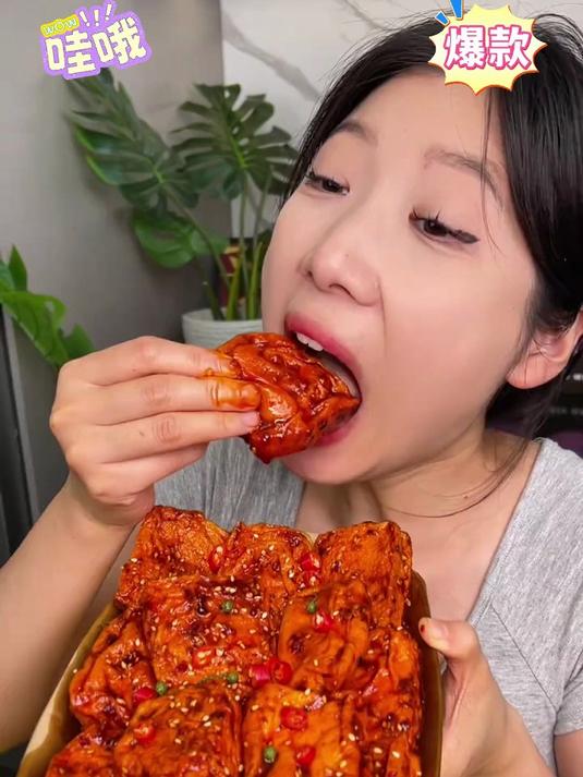 周黑鸭风味的虎皮鳕鱼豆腐,一口就爆汁!