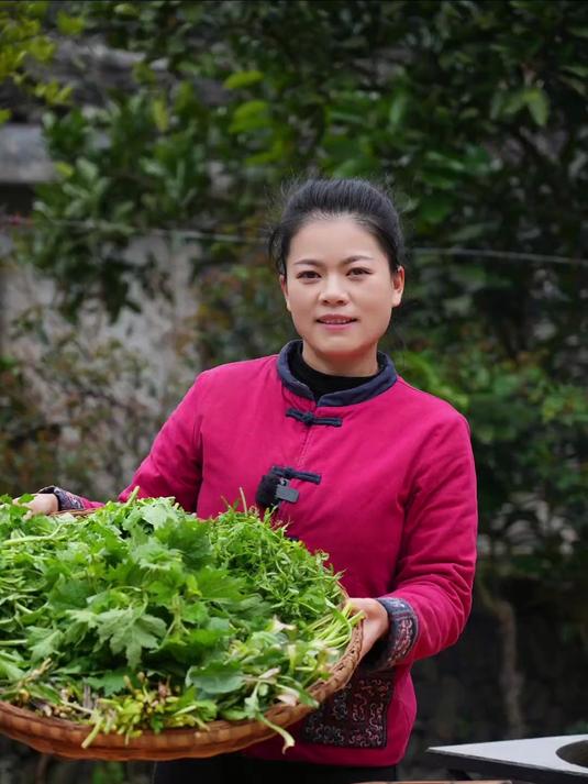 一口吃掉春天的最好方式 就是这样来一顿野菜火锅宴