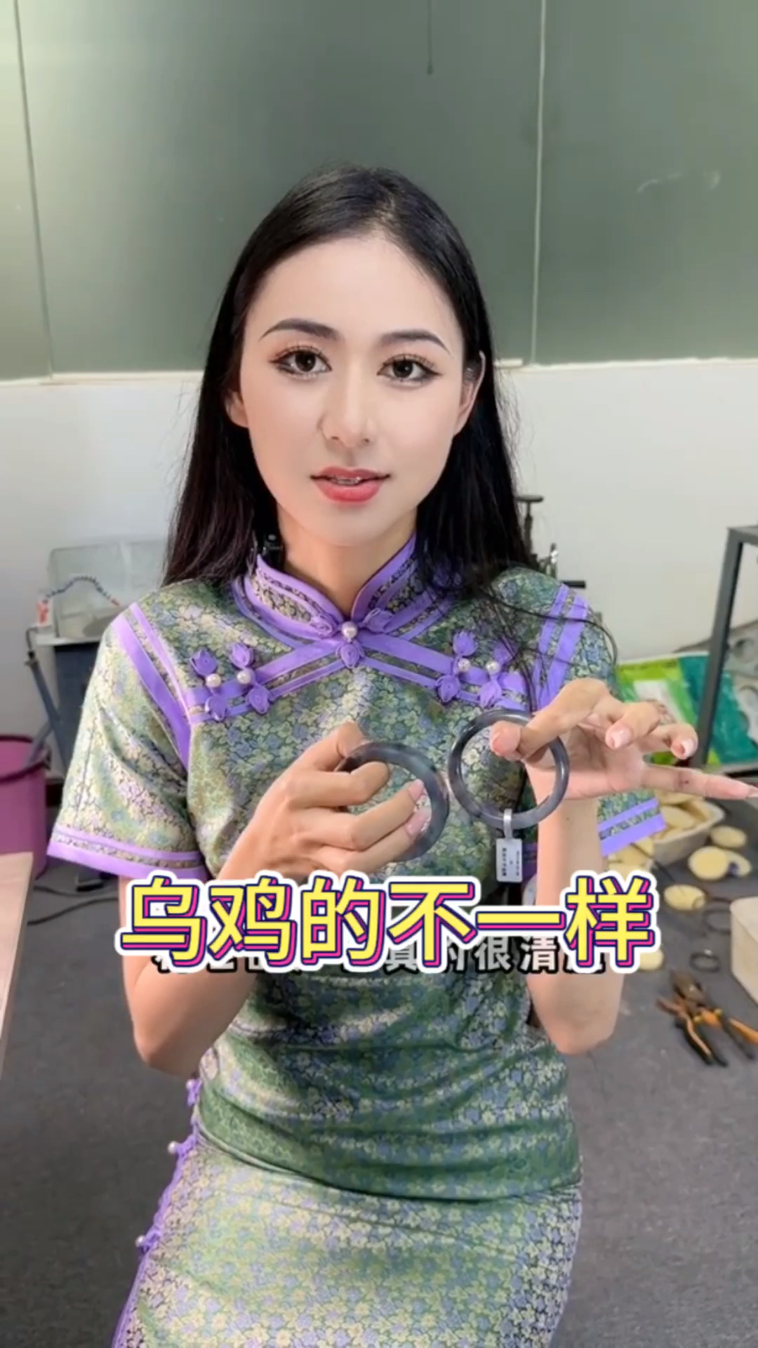 乌鸡的不一样你知道吗?你不喜欢乌鸡可能是还没遇到好的乌鸡!#翡翠手镯#翡翠定制