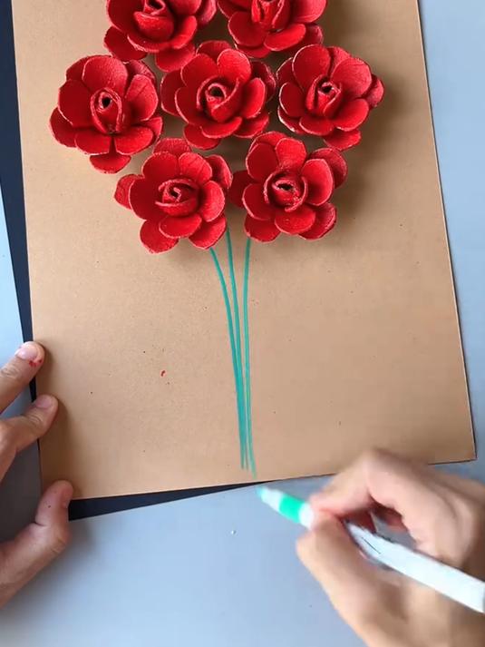 用家里的鸡蛋托制作一束漂亮的玫瑰花