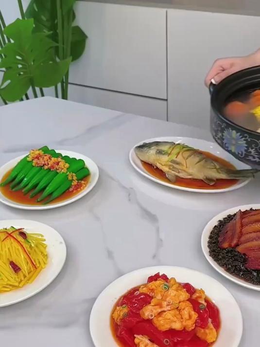 做好的饭菜用这款保温菜罩盖上,不仅保温效果好,还可以折叠收纳
