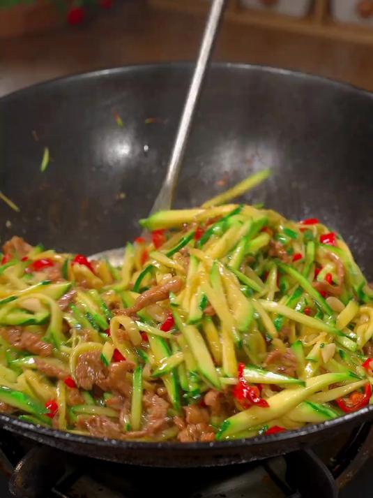 又嫩又脆的嫩南瓜丝炒肉,做法还超级简单