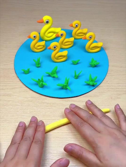 带着孩子一起捏小鸭子戏水