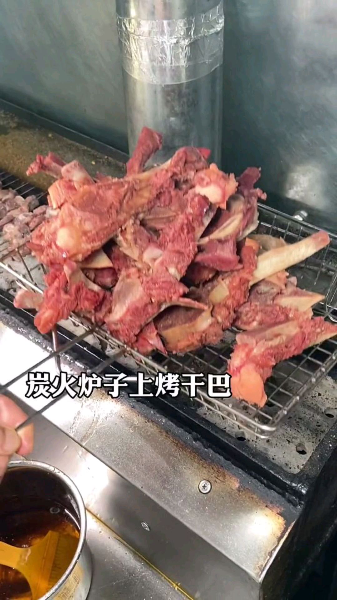 驴骨头先卤后烤,这样做也太好吃了吧,人均消费还不高