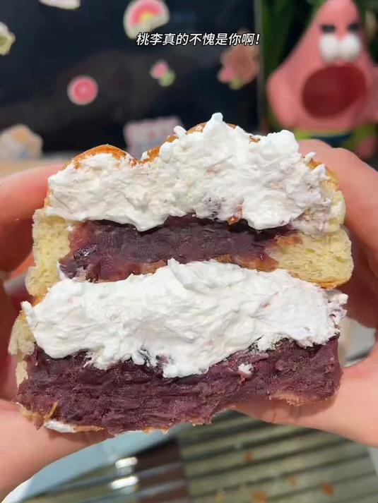 你可以永远相信桃李做的面包超大一个!里面满满的红豆沙和奶油!