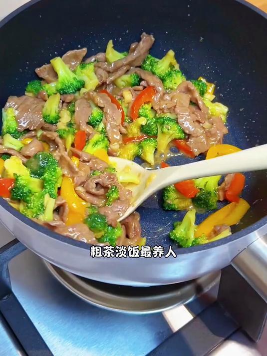 简单的家常菜孩子反而更爱吃,这个西兰花炒牛肉,鲜香滑嫩