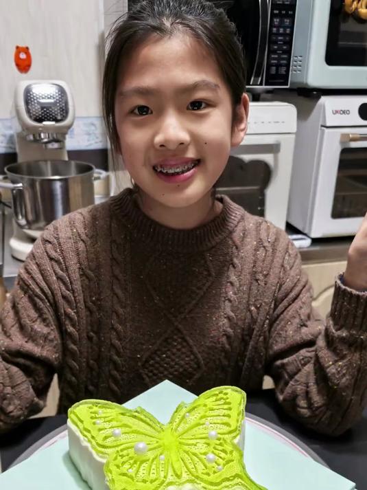 给妈妈做一个高颜值的酸奶草莓蝴蝶慕斯蛋糕。这颜值真的是绝了