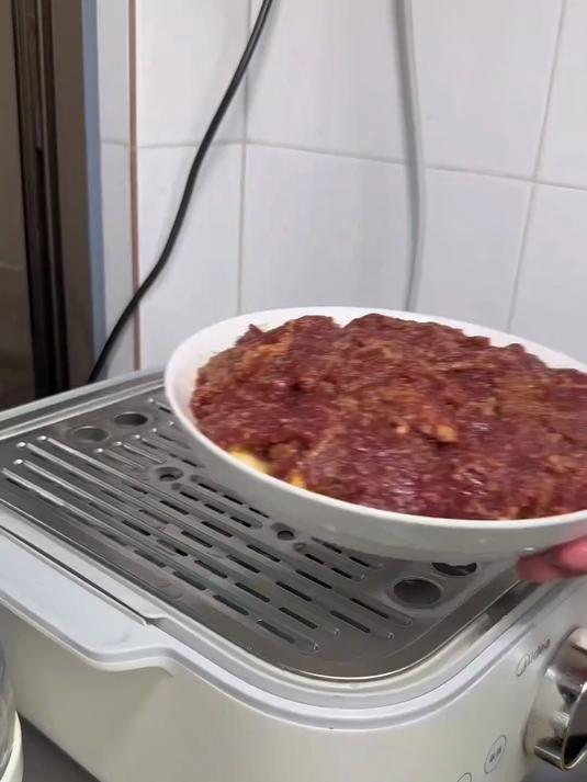 周末给孩子做两个蒸菜,霉豆腐蒸蛋,粉蒸牛肉,简单又好吃