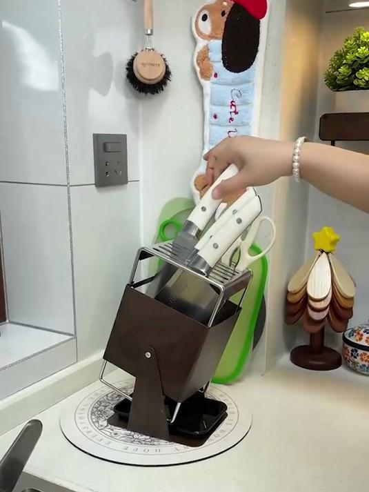 各种大小刀具剪刀都能收纳，放在厨房高级感拉满