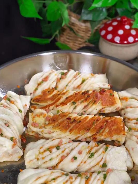 椒盐花卷,底部焦香酥脆,花卷咸香松软