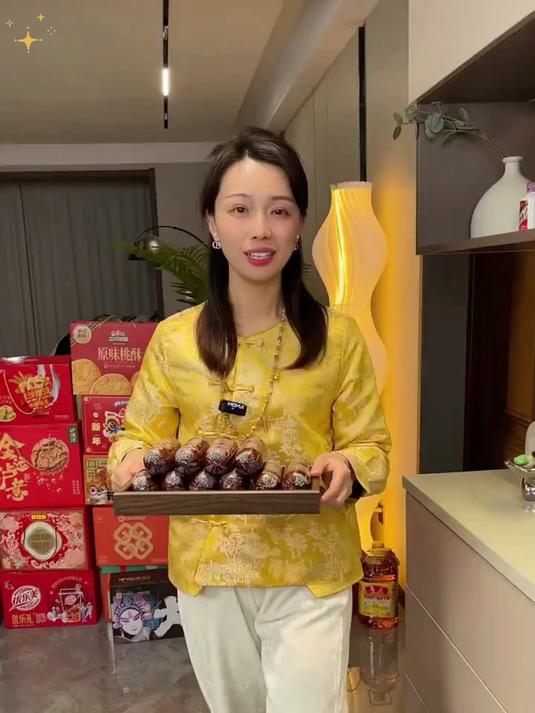 这个俄罗斯风味牛筋肠本来是我买回来下酒的 结果我媳妇吃完了
