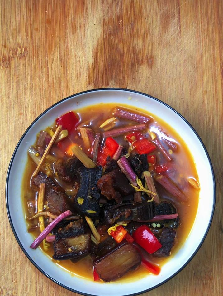 蕨菜怎么做好吃家常做法,分享一道蕨菜炒熏肉