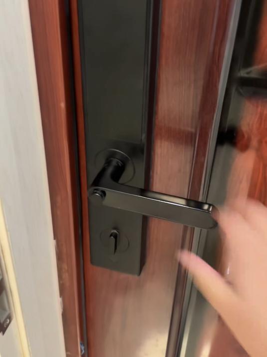 晚上宅家 双人电竞房 点个外卖吃饱等看比赛 太爽啦~