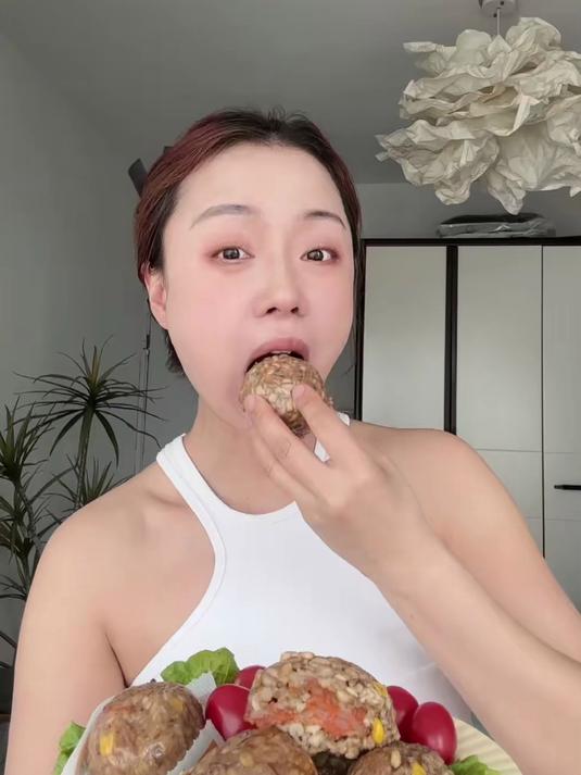 免蒸免煮开袋即食的燕麦鸡肉饭团软糯又有嚼劲既能吃到燕麦香