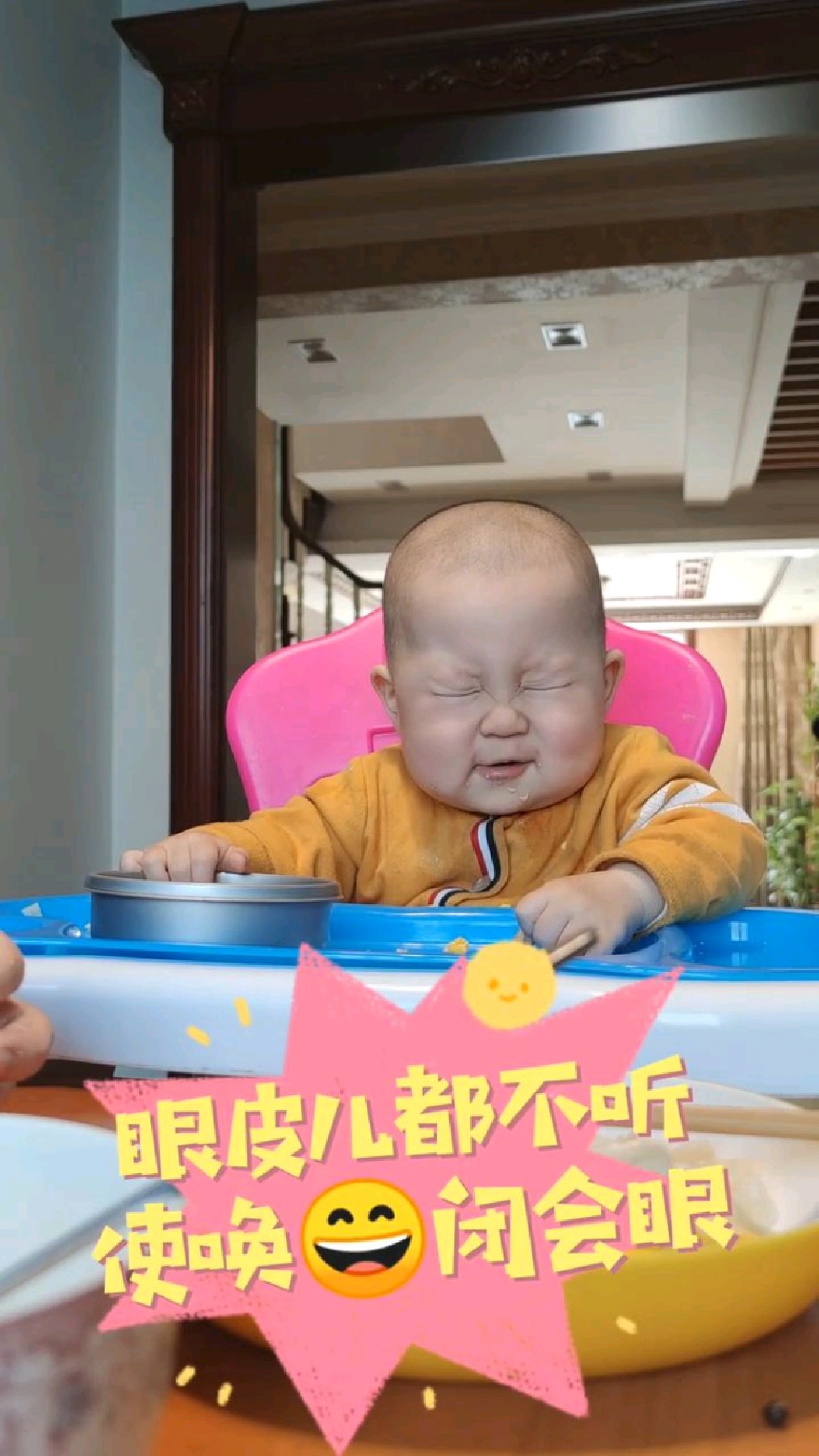 北京1岁萌娃萌态百出,强忍困意的样子太搞笑,妈妈直接笑出鹅叫声