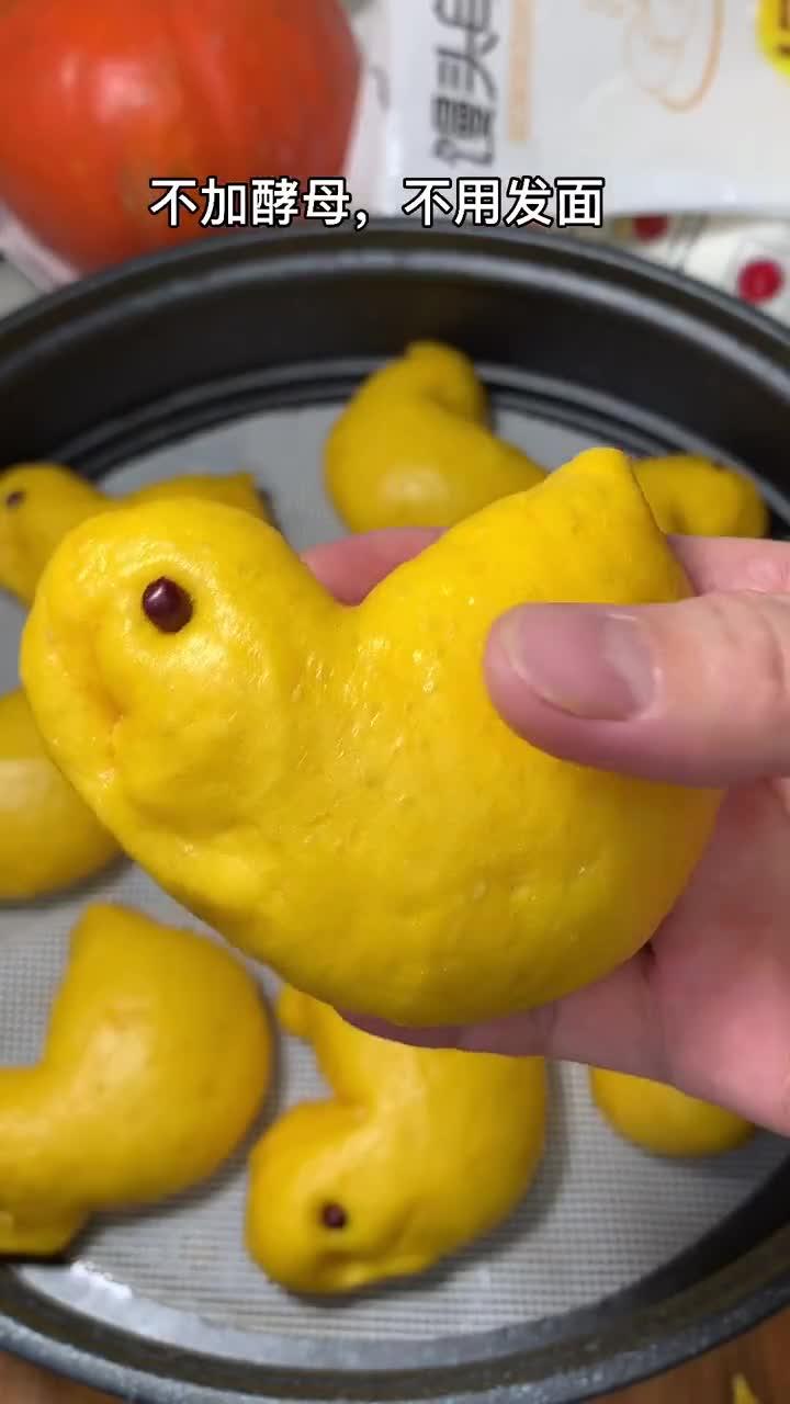 不加酵母,不用发面就能做小朋友喜欢的小黄鸭馒头,个个蓬松柔软,我家小宝一口气吃了