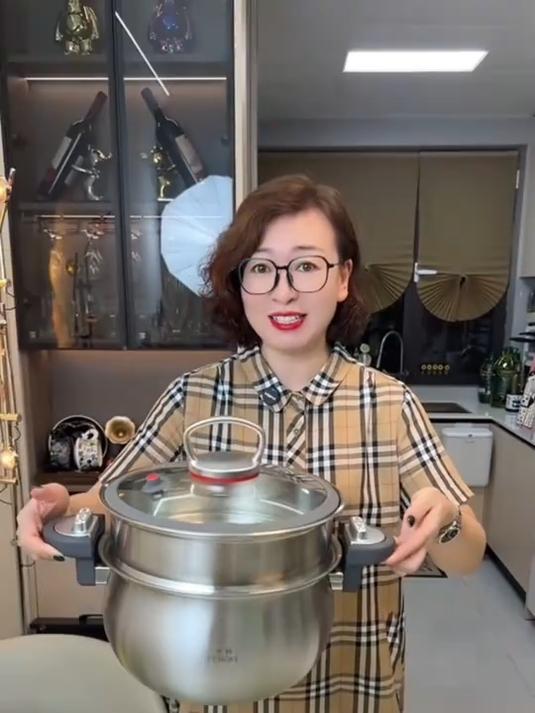 一个合格的厨房怎么能少的了这口微压锅，煲汤炖肉15分钟左右搞定