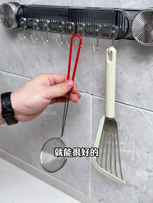 厨房灶台装个吸盘联排刀架,刀具和勺铲都可以收纳上墙
