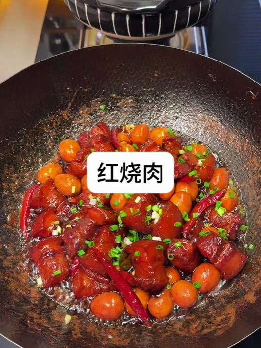 砂锅慢炖的红烧肉,冰糖炒出琥珀色糖色