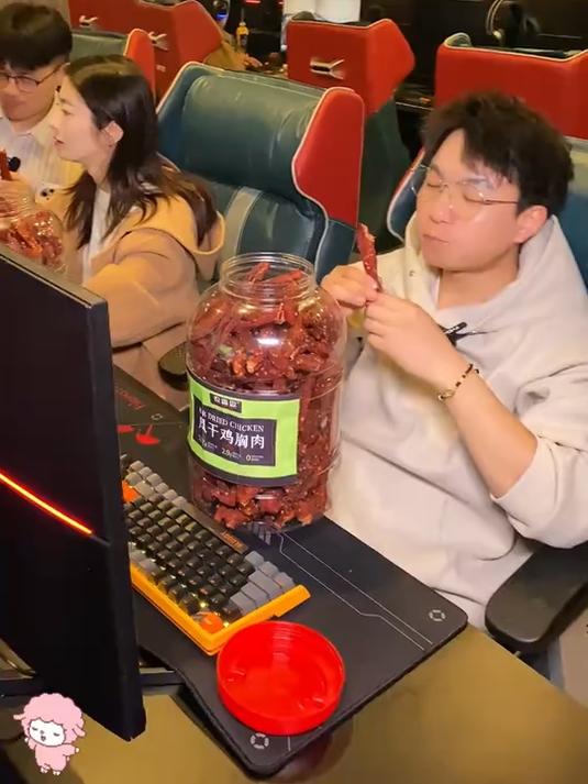 《鸡肉干推荐:纯鸡胸肉制作,高蛋白低脂肪的健康解馋小零食》