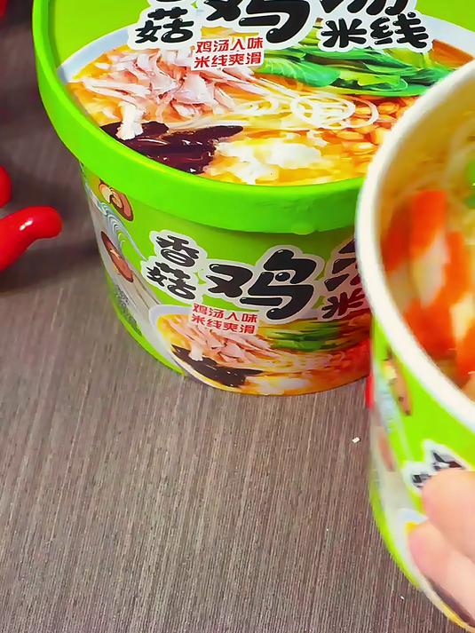 真材实料!香菇炖鸡汤米线,营养速食首选