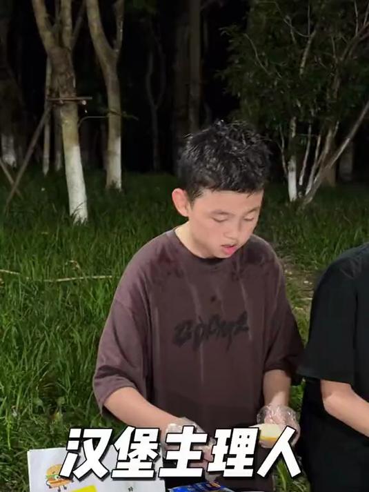 10后小学生摆摊创业卖汉堡的一天