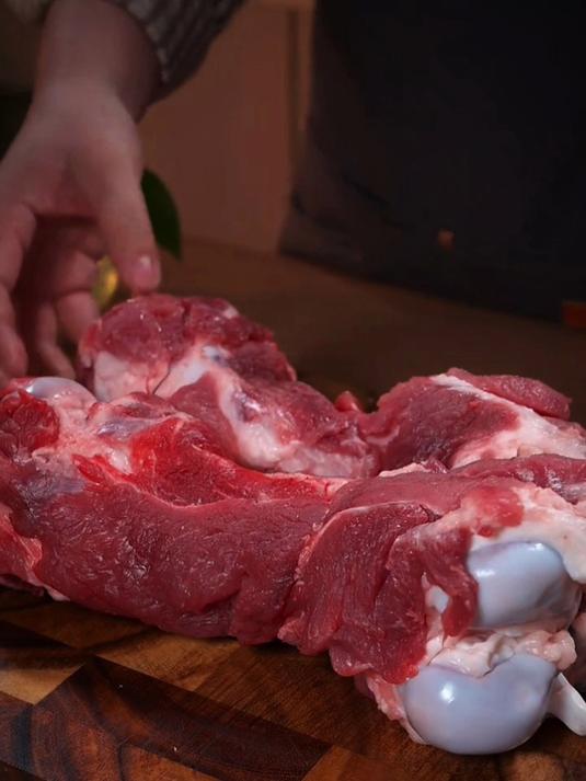 今天教大家做一个酱大骨