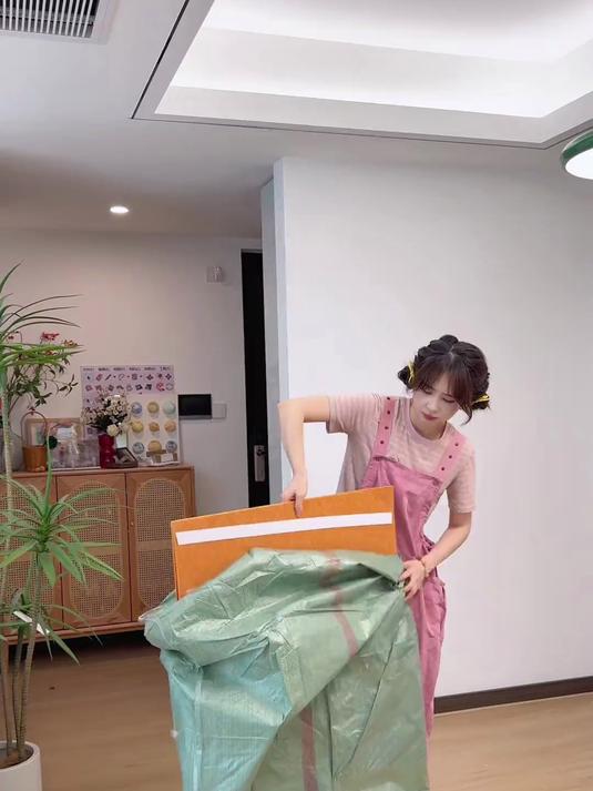 我用一块毛毡板和可颂夜游素材，给大白墙做了个旅行装饰角~