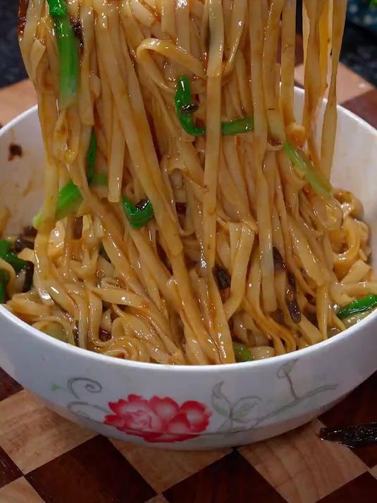 美味可口的葱油拌面