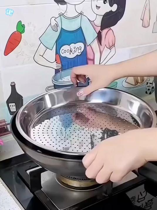 不锈钢大蒸盘放在炒锅上，秒变蒸锅用，一锅两用还不占，太方便