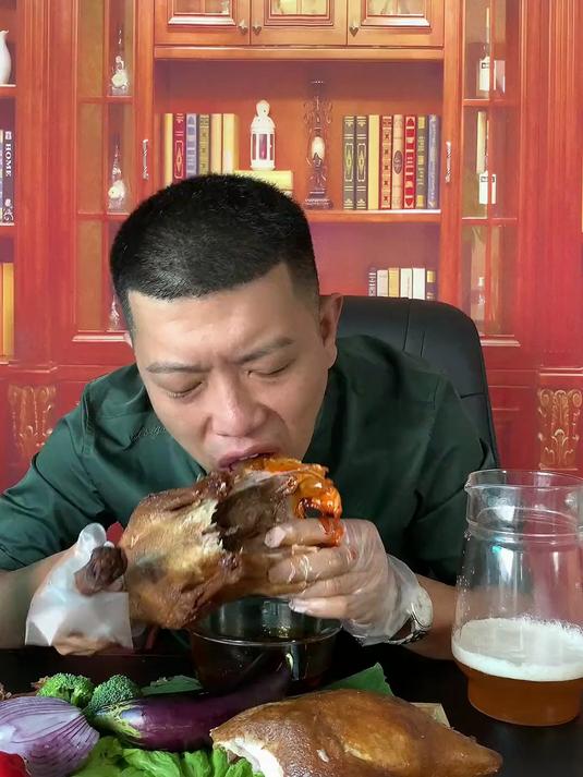 无头风水鸭！终于找到厂子没业务的原因了#美食##鸭子#