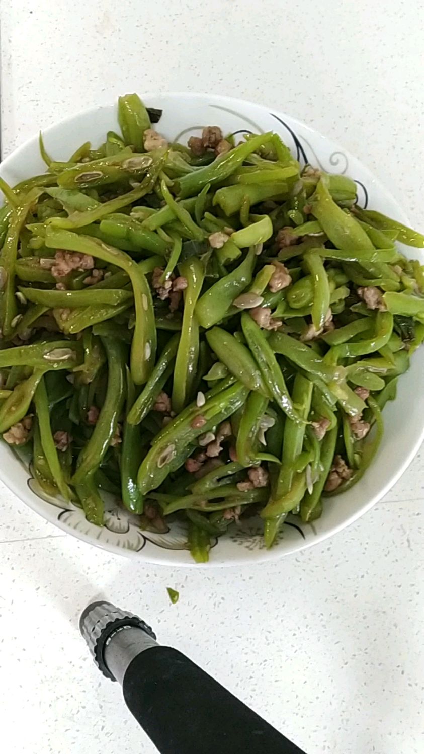 四季豆不要光炖着吃,切丝煮水后炒着吃,非常棒哦。!千万要煮熟再炒哦