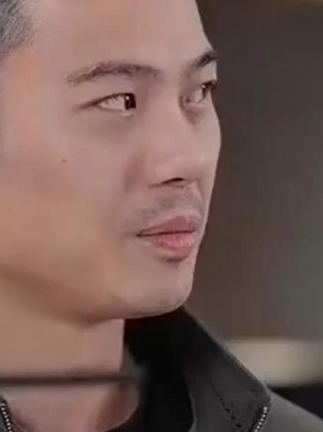 男人解剖羊肉前先给羊肉按摩惹嘲笑，岂料下一秒手起刀落分割完成