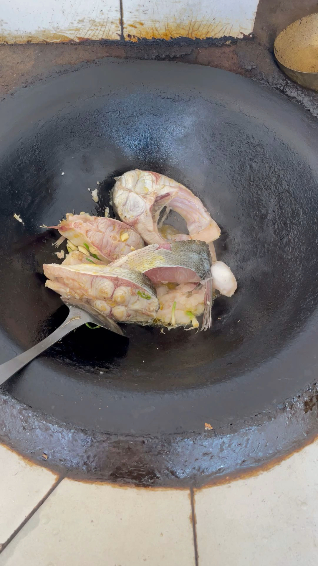 农村家常美食,农家土灶铁锅,红烧大鲢鱼,烟火气满满～