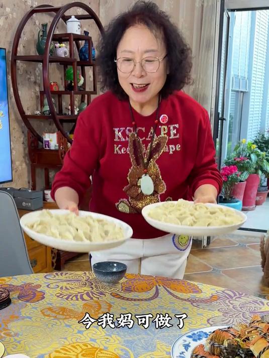 谁能拒绝这热气腾腾的饺子！肉馅鲜嫩又多汁，一次一盘根本不够吃
