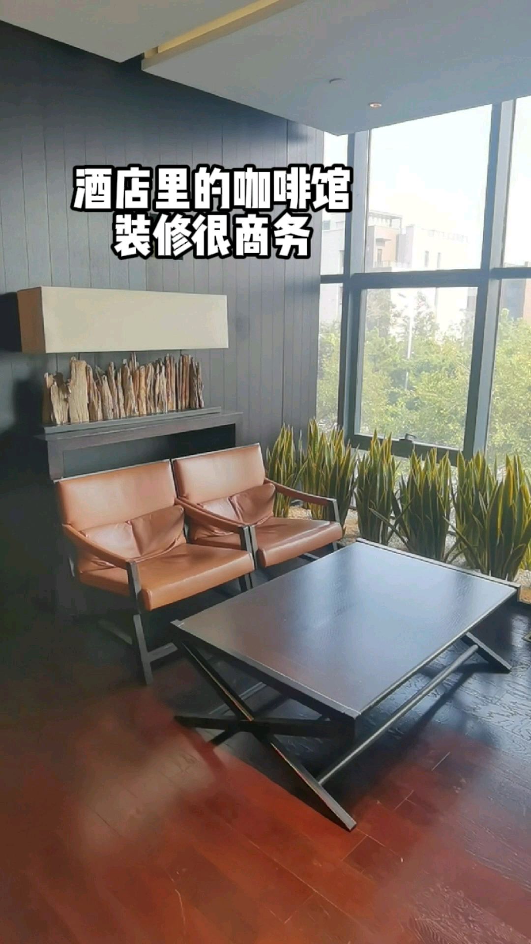 酒店里的咖啡厅,装修很商务,人少环境好
