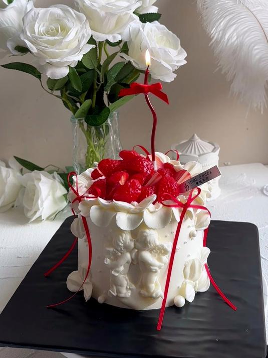 法式浪漫·草莓烛台蛋糕 烛光摇曳，草莓清甜 仪式感直接拉满