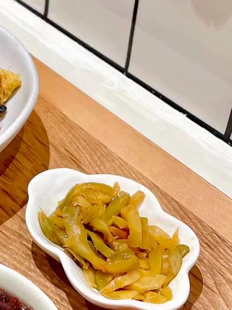 今天早上给小朋友们安排了抗饿大餐蔬菜炒面，黑米粥