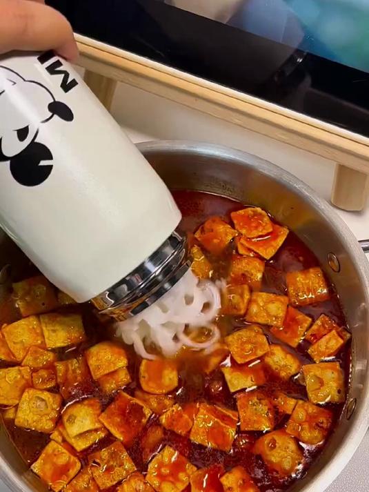 柳州室友教的保温杯煮螺蛳粉！好吃s了！吃货的世界没烦恼