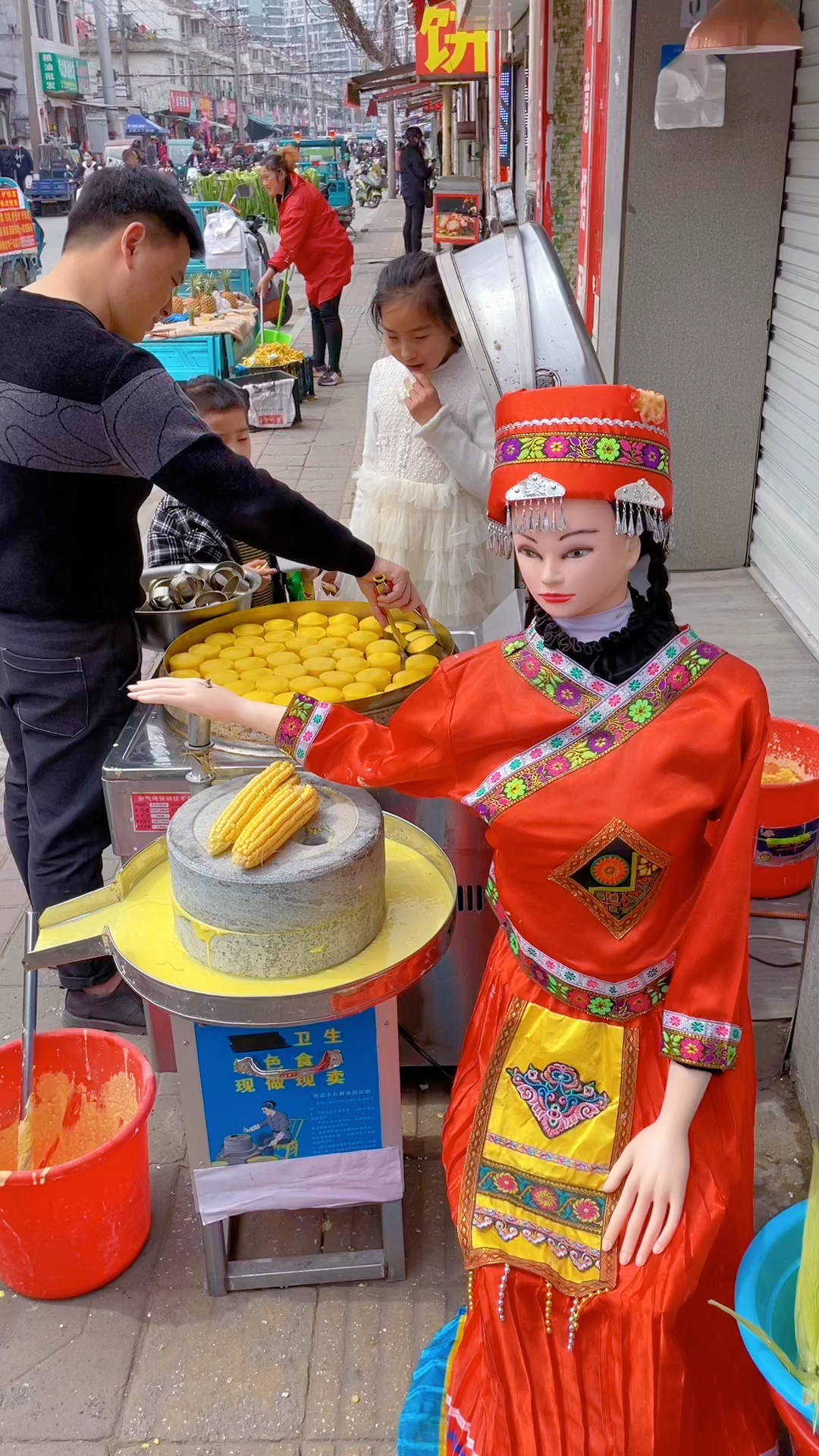 石磨玉米饼做法:玉米一斤,半斤白面,8克泡打粉,30克白糖,10克吉士粉,6两牛奶