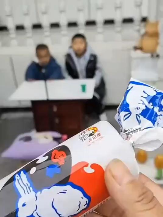 快看,妈妈买了一个大白兔奶糖